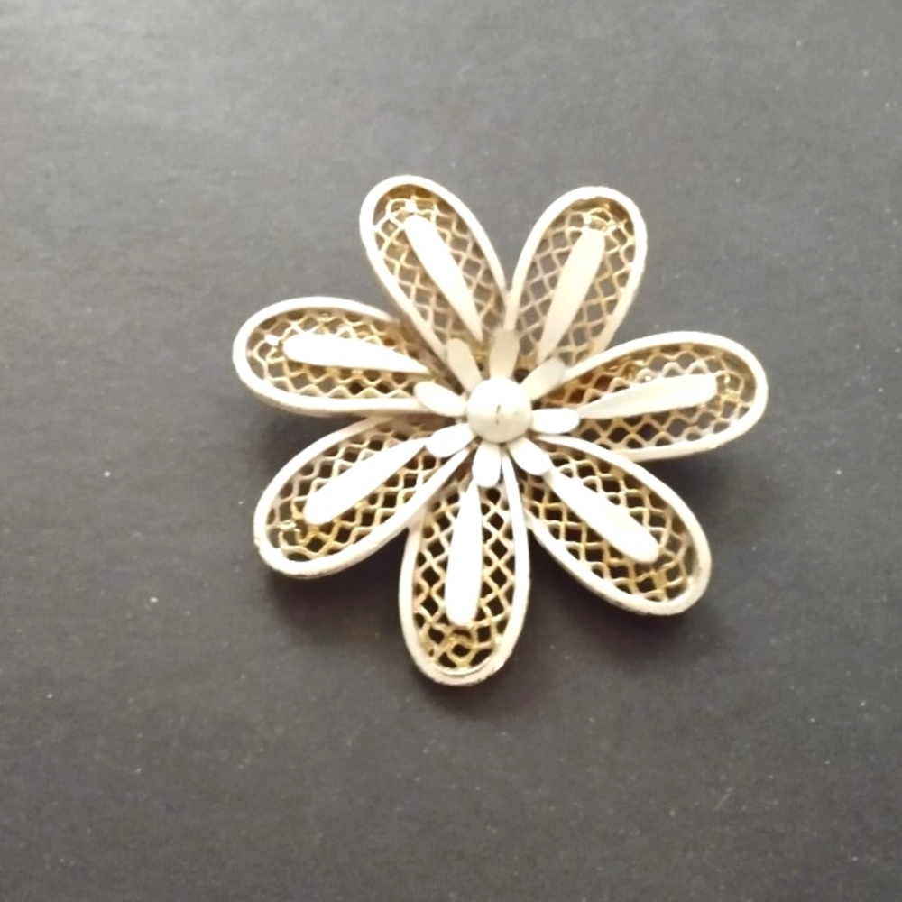♥️Vtg CORO White Enamel Daisy Brooch